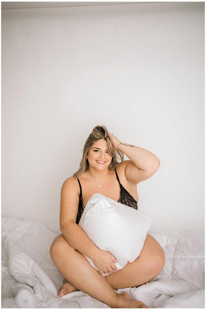 Does anyone else here specialize in plus size boudoir photography? I'd love  to get together and share ideas on posing, Photoshop (to or not to) and  staging. : r/AskPhotography